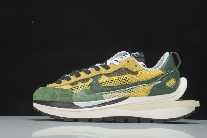nike vaporwaffle sacai tour yellow cv1363-700