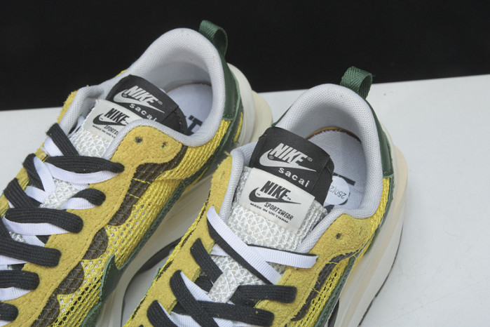 nike vaporwaffle sacai tour yellow cv1363-700