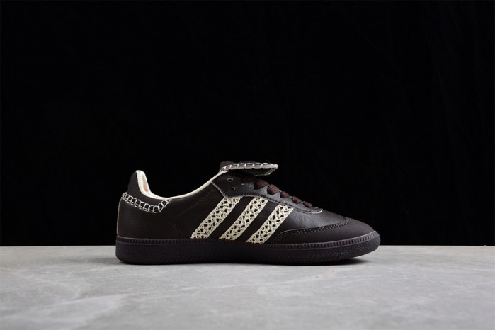 ad low-top sneaker 23031312