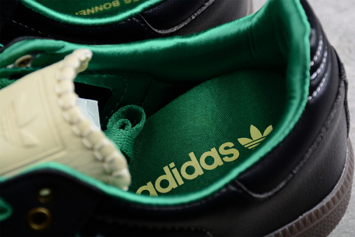 ad low-top sneaker 2303136